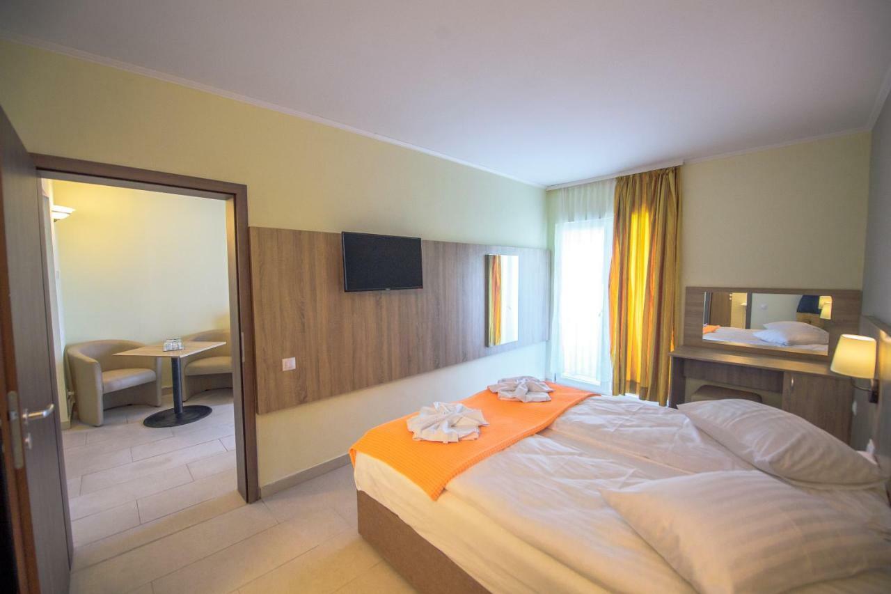 Hotel Piccadilly Mamaia Luaran gambar